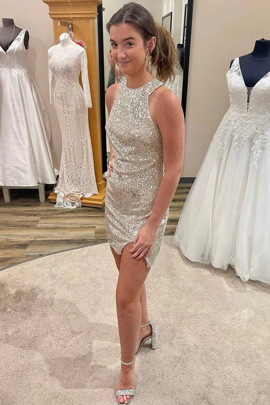 Vestido corto de fiesta con lentejuelas, cuello halter y espalda abierta